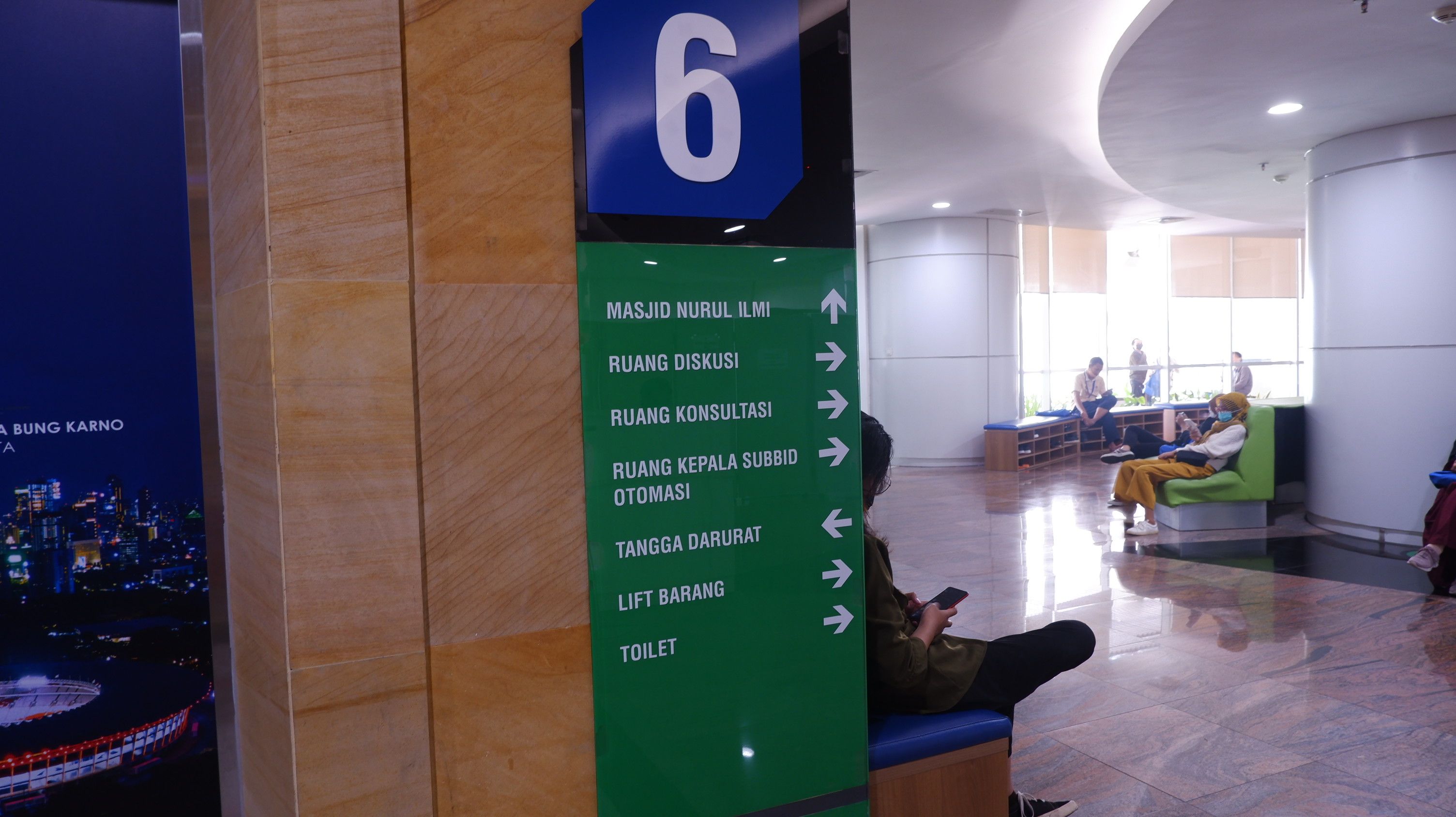 Ada sofa buat duduk-duduk santai sejenak. Dokpri.