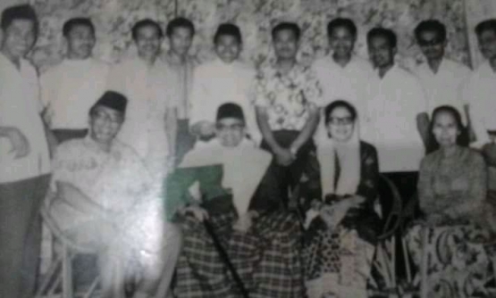 Buya Hamka saat berkunjung ke Masjid Aljihad Curup tahun 1980-an( Dokumentasi akun facebook AMM Rejang Lebong)