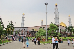 Kondisi Masjid Kubah Emas sebelum pandemi, sumber : travelingyuk.com