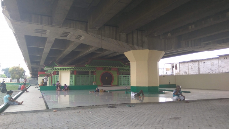 Masjid Babah Alun, yang terletak di bawang kolong tol Wiyoto Wiyono, Tanjung Priok,Jakarta Utara (dok.windhu)