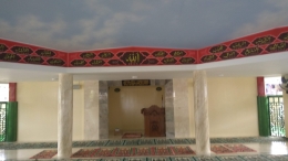 Bagian dalam masjid Babah Alun dengan kaligrafi Asmaul Husna di langit-langitnya. (dok.windhu)