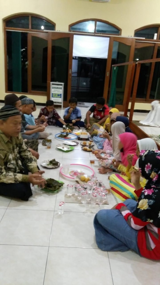 Suasana buka bersama para santri anak (dok.pribadi)