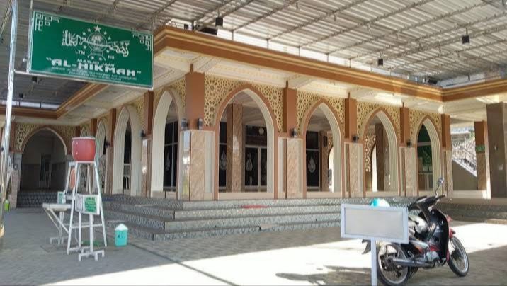 Pelataran Masjid Al Hikmah, masjid favorit dan pertama di desaku (dokpri)