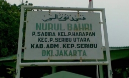 Plang atau papan nama Masjid Nurul Bahri, satu-satunya masjid di Pulau Sabira (Dok. MUIS SUNARYA)