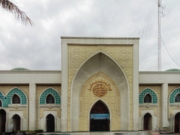 Tampak depan masjid (dokpri)