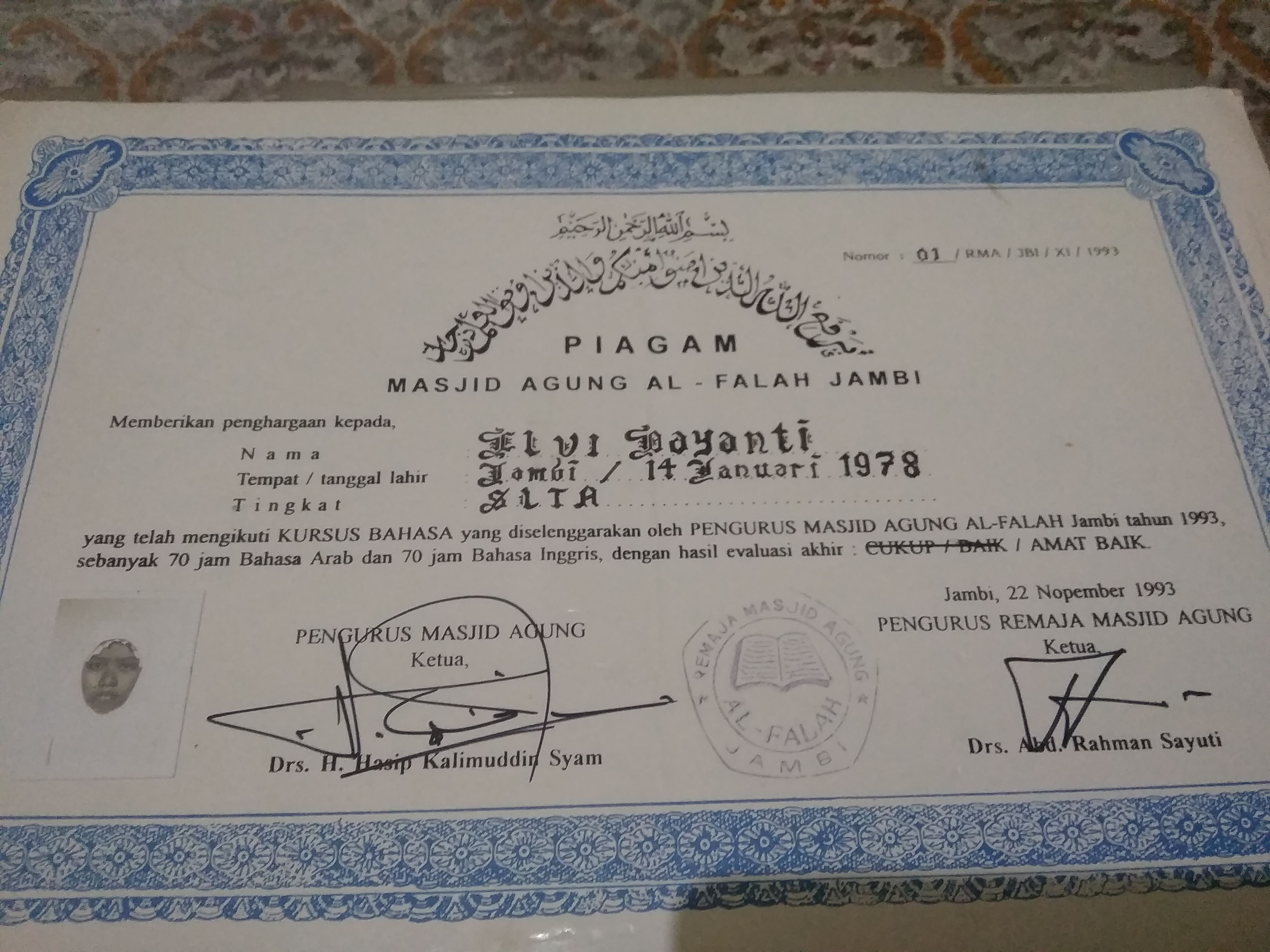 Piagam kursus bahasa Arab dan Inggris dari Masjid Agung Al-Falah. (Foto : Elvidayanty)