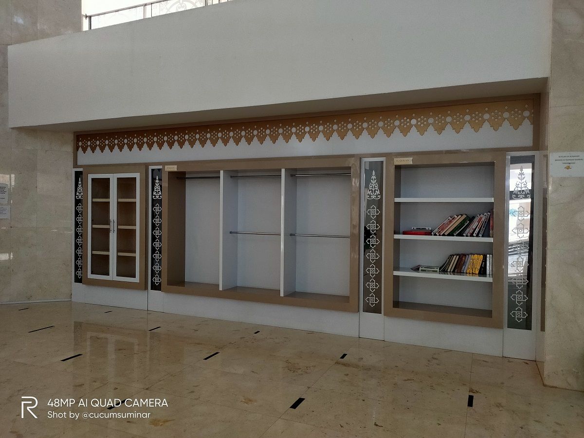 Tempat mukena dan Al Quran di Masjid Sultan Mahmud Riayat Syah, Batam, Kepulauan Riau. | Dokumentasi Pribadi