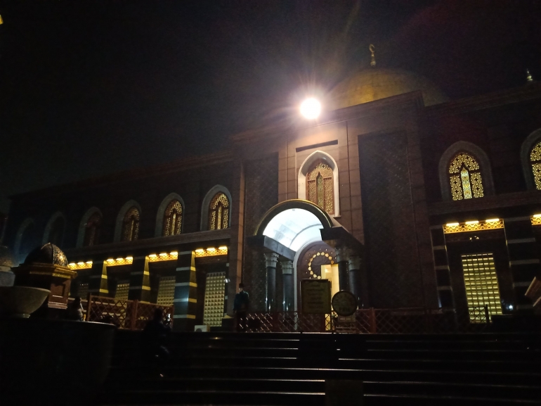 Masjid Kubah Emas di malam hari, sumber : dokpri