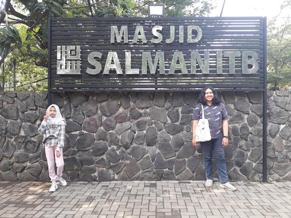 Teteh dan Mas di halaman masjid Salman.