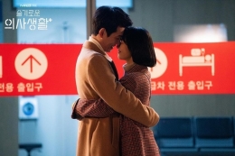 Pasangan manis di Hospital Playlist 2: Kim Jun Wan dan Lee Ik Sun (@tvndrama.official)