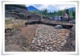 Jalan batu kuno di situs Liyangan (Foto: Balai Arkeologi DI Yogyakarta)
