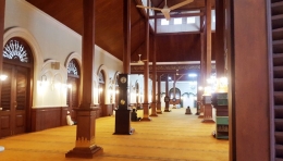 Ruangan dalam masjid dipenuhi pilar kayu |dok. pribadi.