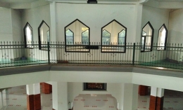 Ruang tengah Masjid Al Amanah, dengan banyak penanda jarak, karena pandemi. Dokpri