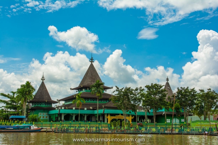 Masjid Sultan Suriansyah di Tepian Sungai Kuin Banjarmasin (Sumber foto: banjarmasintourism.com)