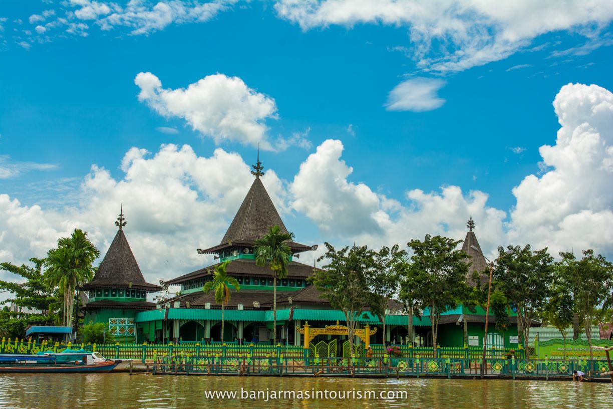 Masjid Sultan Suriansyah di Tepian Sungai Kuin Banjarmasin (Sumber foto: banjarmasintourism.com)