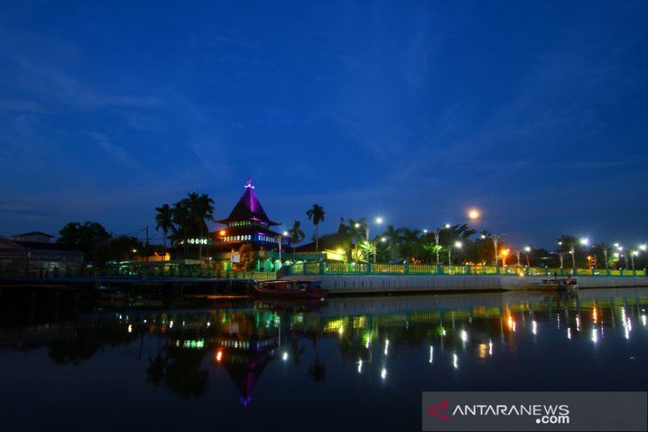 Pemandangan di Kala Petang (Sumber foto: Masjid Sultan Suriansyah (antaranews.com)
