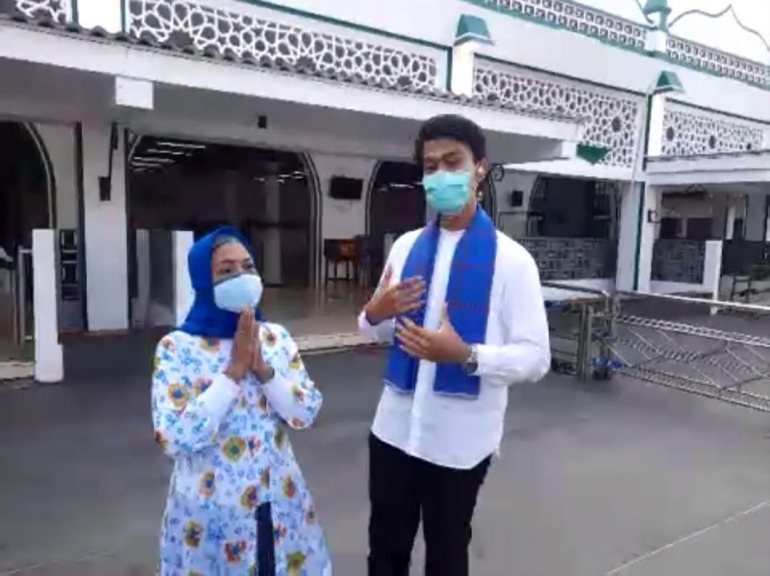 Di depan Masjid Al Alam. Sumber: Dokpri