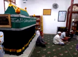 Makam di dalam Masjid. Sumber: dokpri