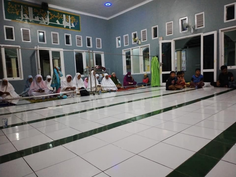 Lantai masjid selalu bersih (Dok. Pribadi)