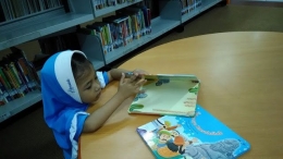 Membaca buku di perpustakaan | dokpri