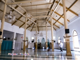 Pilar-pilar (soko guru) di dalam Masjid Jamik Peneleh Surabaya (Dokumentasi Mawan Sidarta) 