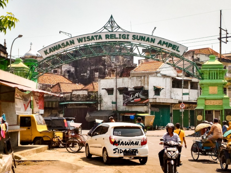 Gerbang masuk wisata religi Sunan Ampel Surabaya (Dokumentasi Mawan Sidarta) 
