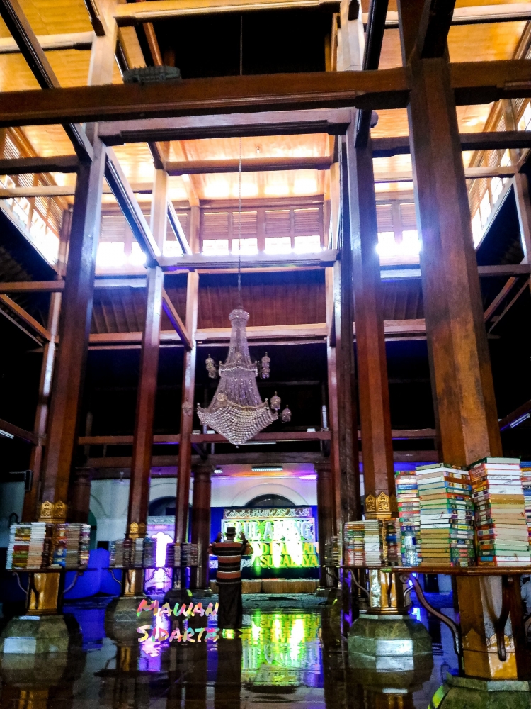 Bagian dalam (interior) Masjid Agung Sunan Ampel Surabaya (Dokumentasi Mawan Sidarta)