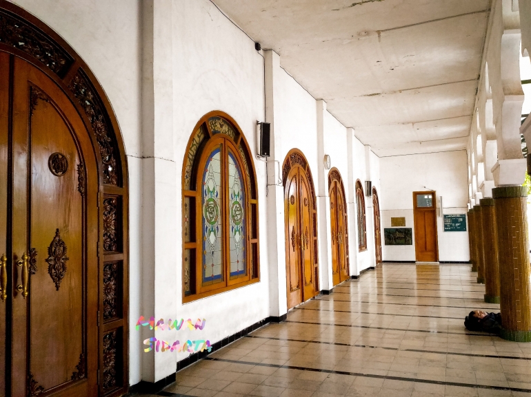 Kusen dan daun pintu masjid dibuat dari kayu jati berkualitas bagus (Dokumentasi Mawan Sidarta) 