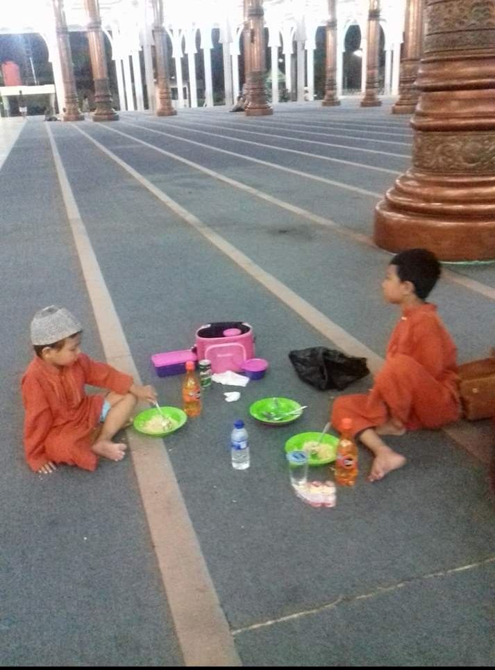 Keponakan saya berbuka puasa di Masjid Agung Al-Falah. (Foto : dokrpi)