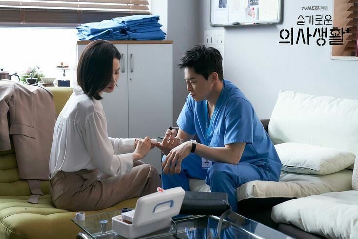 Pasangan paling bikin baper di Hospital Playlist 2 (tvndrama.official)