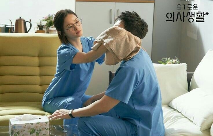 Salah satu pasangan di Hospital Playlist: Lee Ik Jun dan Chae Song Hwa (@tvndrama.official)