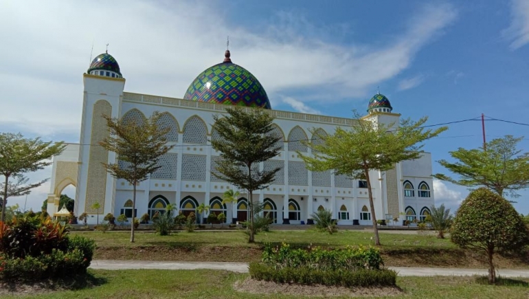 Masjid Agung Al Ikhlas Penajam Paser Utara Tampak dari Samping Kiri (Dokpri @AMS99)