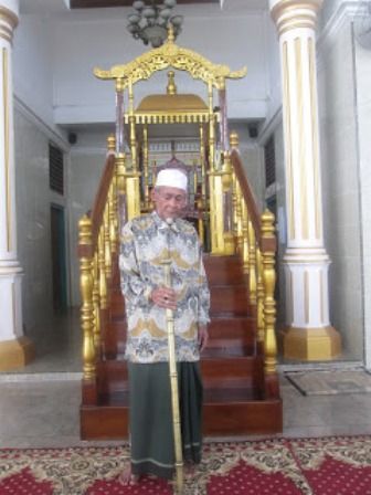 Mimbar Emas dan Tongkat Po Teumeureuhom, Sumber [Wisatokita]