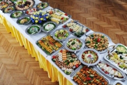 Ilustrasi makanan pesta di meja prasmanan, Sumber: Thinkstockphotos