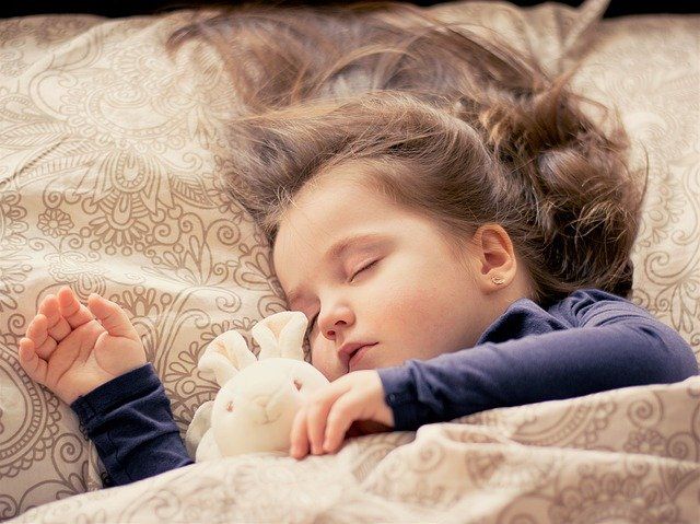 Ilustrasi anak kecil yang tidur (sumber gambar: pixabay.com)