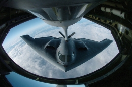 Dengan sekali pengisian bahan bakar di udara pesawat B-2 mampu menjangkau jarak 19,000 km. Sumber gambar: U.S. Air Force  wikipedia.org