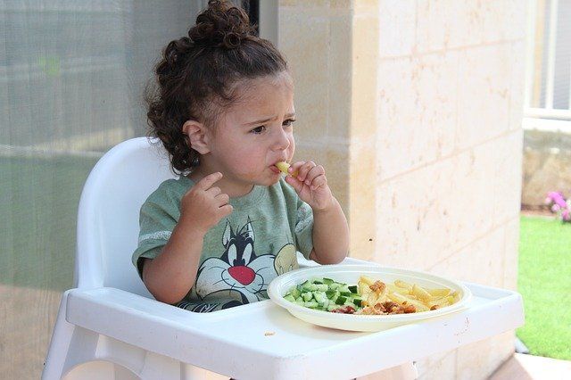 Ilustrasi anak kecil sedang makan (sumber gambar: pixabay.com)