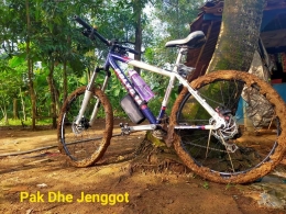 Sepeda berlepotan lumpur tebal (Dokumen Pribadi)