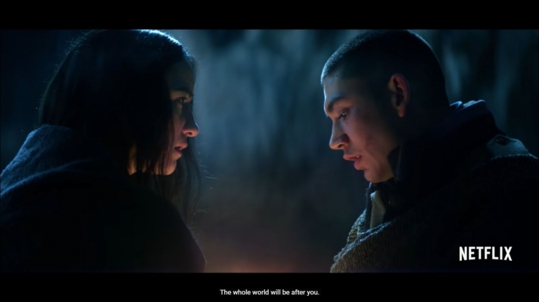 Jessie Mei Li (Alina Starkov) dan Archie Renaux (Malyen