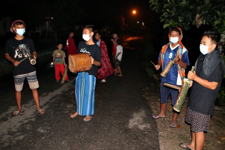 Membangunkan Sahur Berkeliling (dok. Blorakab.go.id)