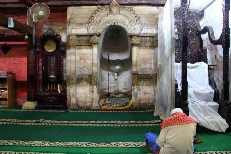 Ruang Utama Masjid Sang Cupta Rasa. Sumber: indonesiakaya.com