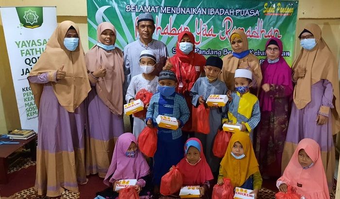 Media Sudut Pandang berbagi kebahagiaan bulan Ramadhan bersama anak yatim di Yayasan Fathul Qorib Jakarta di Jalan Warakas III Gg.6 Tanjung Priok, Jakarta Utara, Jumat (30/4/2021)/Foto:dok.pri