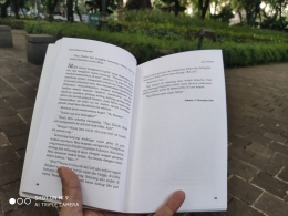 Membaca cerpen di tengah taman, Sumber: Dokpri
