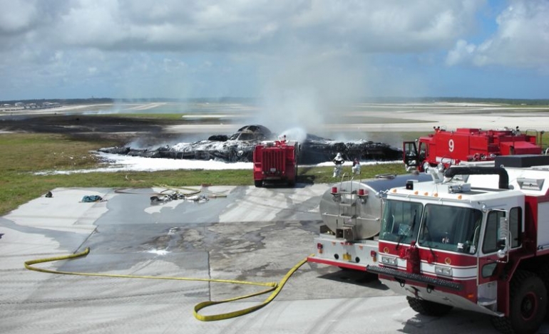 Kecelakaan  pesawat pembom B-2 Spirit pada tahun 2008 sesaat setelah takeoff di Pangkalan Udara Andersen, Guam. Sumber gambar: FAA/wikimedia.org