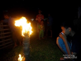 Opoi Sambang, atau dikenal juga dengan tradisi Api Jagau maupun Nujuhlikur. Foto: Detik