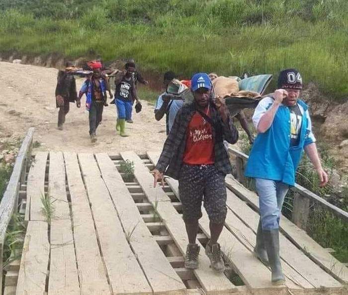 Proses evakuasi korban penembakan di Ilaga, Puncak, 27 April 2021. Foto istimewa.