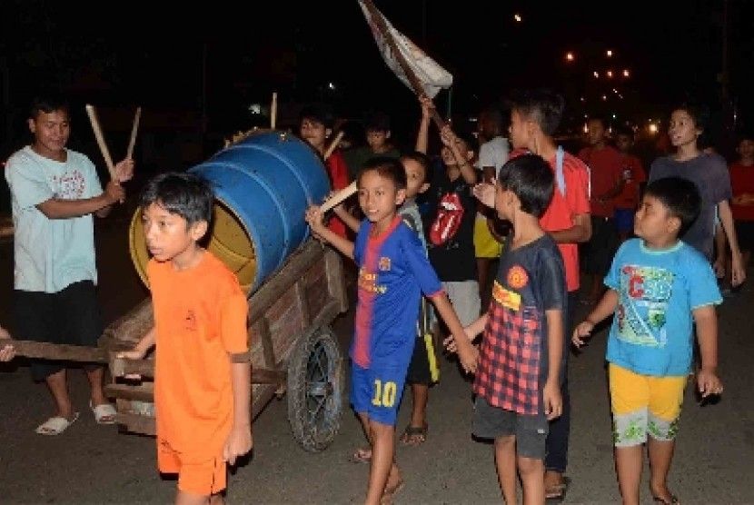 Ilustrasi tradisi membangunkan sahur, foto : Republika/Agung Suprianto