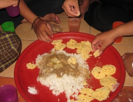 ilustrasi makan bersama dalam satu tampah/nampan - islam.bangkitmedia.com