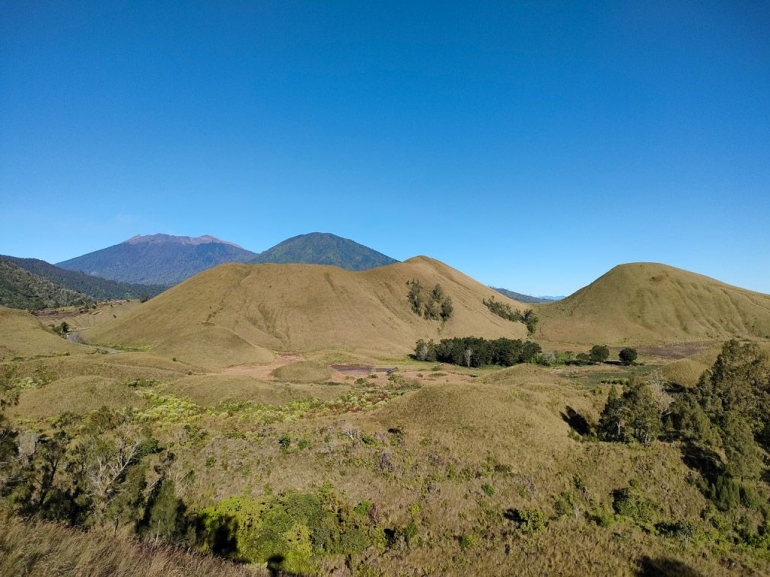 Landscape Kawah Wurung yang dikelilingi bukit dan padang rumput. (foto: Alex)