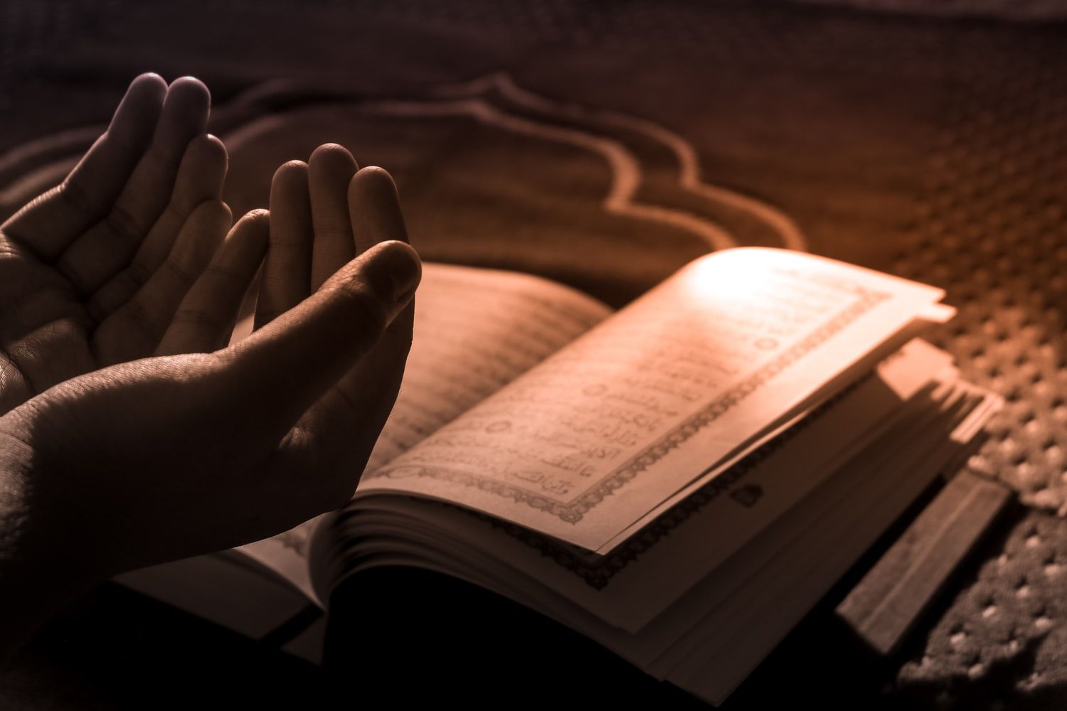 Mumpung Ramadan masih bersama kita, bacalah Al-Quran dan resapi kenikmatan membacanya (unsplash.com/Faseeh Fawwaz)